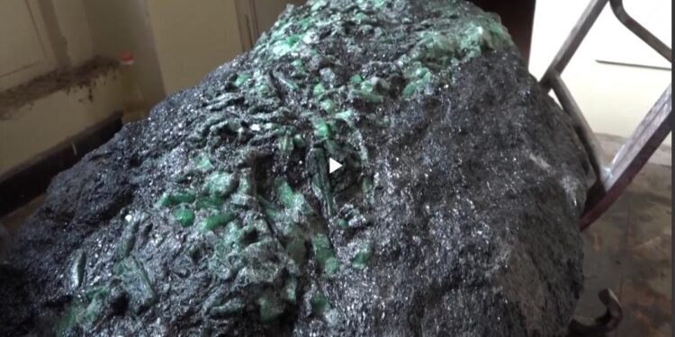 💎💚 SURTO COLETIVO EM MADAGASCAR: Presidente Encontra PEDRA PRECIOSA de 300 KG Dentro do Palácio!