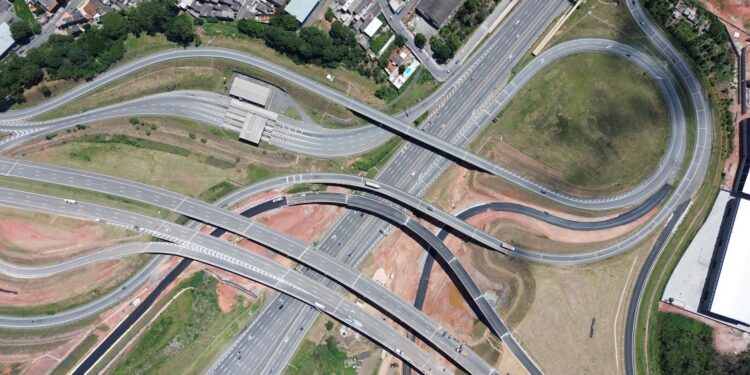 RODOANEL : O Governo de SP entregou o primeiro trecho, ligando as rodovias Rodovia Presidente Dutra e Rodovia Fernão Dias.