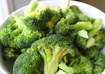 SUPERPODER NO PRATO,BRÓCOLIS: O vegetal “ardido” que repara o DNA e fortalece os ossos