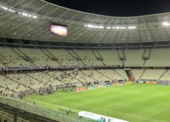 Bola rolando tarde, estádio esvaziando cedo: o impacto dos jogos após as 20h