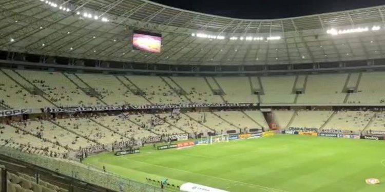 Bola rolando tarde, estádio esvaziando cedo: o impacto dos jogos após as 20h