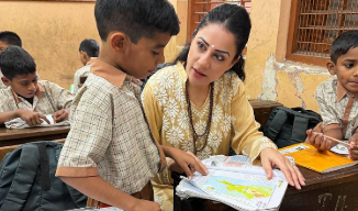 NOBEL DA EDUCAÇÃO: Indiana que transformou favelas em salas de aula vence o Global Teacher Prize 2026