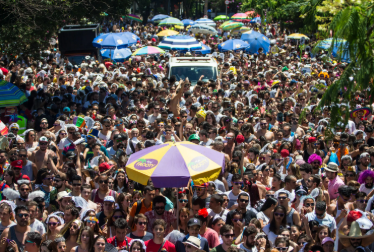 CARNAVAL DE CINEMA: Bloco Casa Comigo atrai 100 mil foliões e desafia tempestade em Pinheiros