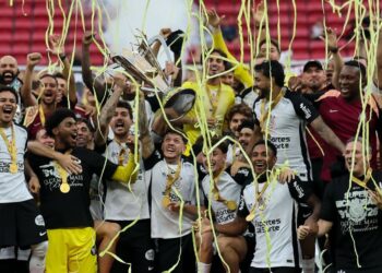 Na raça e na eficiência, Corinthians bate o Flamengo e levanta a Supercopa Rei