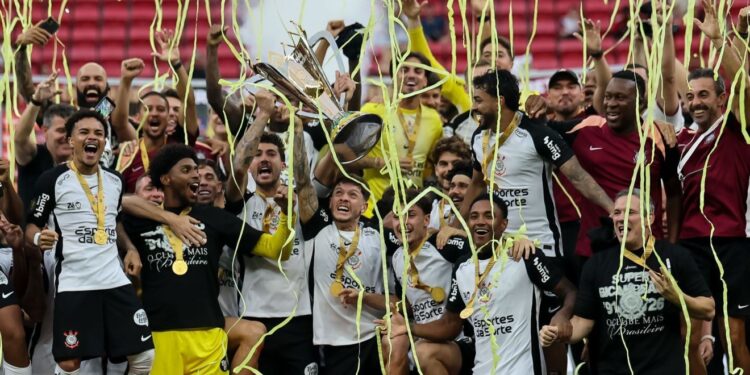 Na raça e na eficiência, Corinthians bate o Flamengo e levanta a Supercopa Rei