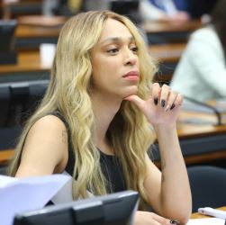 EMBATE JUDICIAL: Erika Hilton aciona o MPF contra Ratinho por falas transfóbicas em rede nacional
