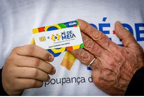 FREIO NA EVASÃO: Pé-de-Meia segura 25% dos jovens que pensavam em abandonar a escola