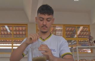 MODA SUSTENTÁVEL: Estudante de escola pública cria fibra têxtil a partir do bagaço de cana