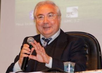 SOCIEDADE DIGITAL: Polarização cresce mais entre quem usa menos as redes sociais, diz Manuel Castells