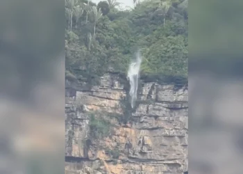 Fenômeno natural chama atenção: “cachoeira invertida” surpreende no Ceará