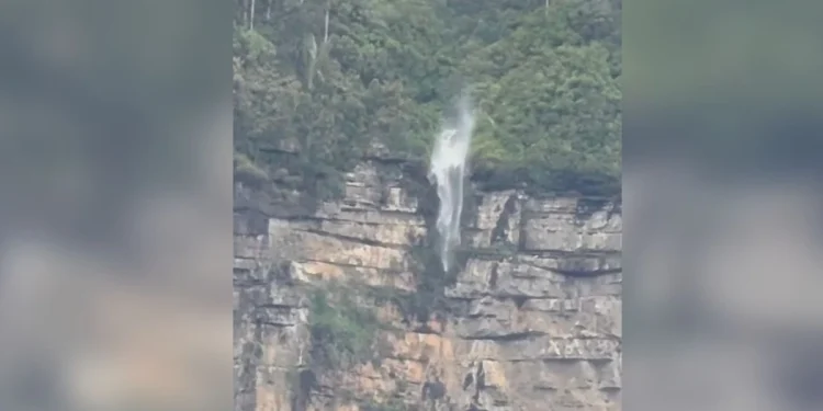 Fenômeno natural chama atenção: “cachoeira invertida” surpreende no Ceará