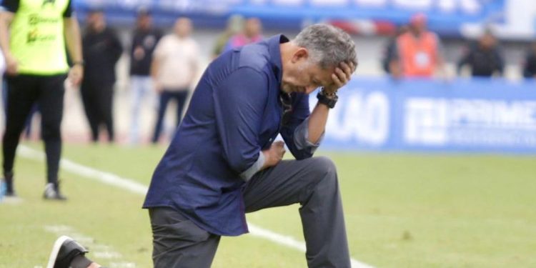 Por que tantos técnicos são demitidos rapidamente no futebol brasileiro?