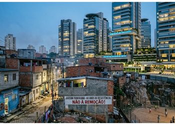 O CERCO DO LUXO: Favela de 60 anos vira "ilha" em disputa contra gigantes imobiliários na Zona Oeste.