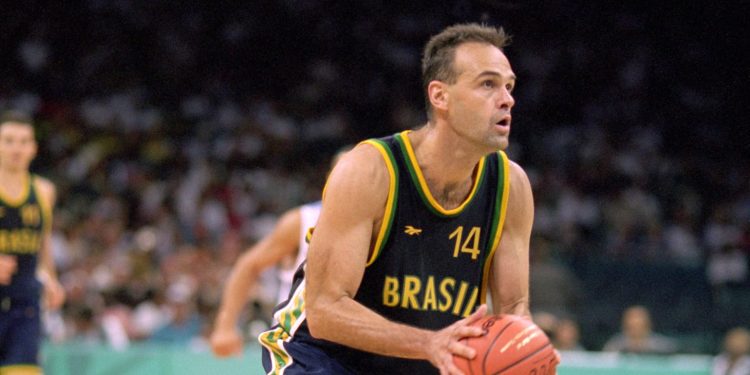 Morre Oscar Schmidt, lenda do basquete mundial, aos 68 anos