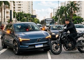 O PERIGO INVISIVEL:  Por trás do "Desafio do Pisca-Alerta"  nas redes sociais,  brincadeira pode causar MORTE !