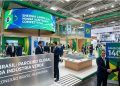 VITRINE SUSTENTÁVEL: Força produtiva nacional exibe matriz limpa e atrai olhares em cúpula germânica.
