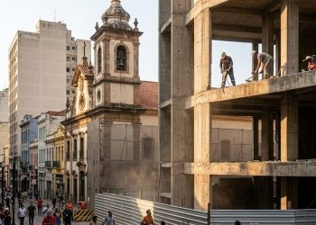 O VETO DO PASSADO: Esqueleto de concreto dará vez a jardim após barreira de templos centenários.