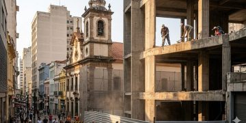 O VETO DO PASSADO: Esqueleto de concreto dará vez a jardim após barreira de templos centenários.