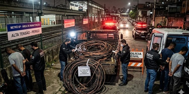 LOGÍSTICA DO CRIME INTERROMPIDA: GRUPO É CAPTURADO COM MILHARES DE QUILOS DE COBRE SUBTRAÍDOS DOS TRILHOS.