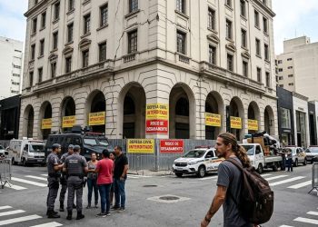 CERCO AO PERIGO: Destacamento de segurança interrompe ocupação em imóvel sob ameaça de ruína.
