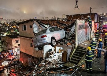 PERIGO NAS ALTURAS: Carro fica pendurado em casa na Zona Norte.