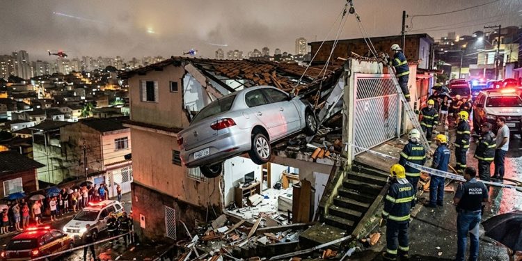 PERIGO NAS ALTURAS: Carro fica pendurado em casa na Zona Norte.