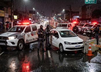 TIROS NA AVENIDA: Motorista fura bloqueio da PM e é baleado.