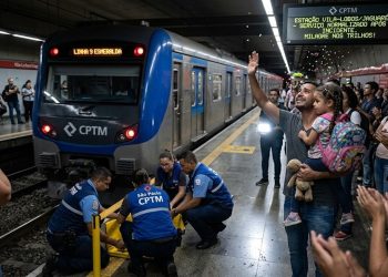 MILAGRE NOS TRILHOS: CRIANÇA SOBREVIVE A QUEDA NA LINHA 9