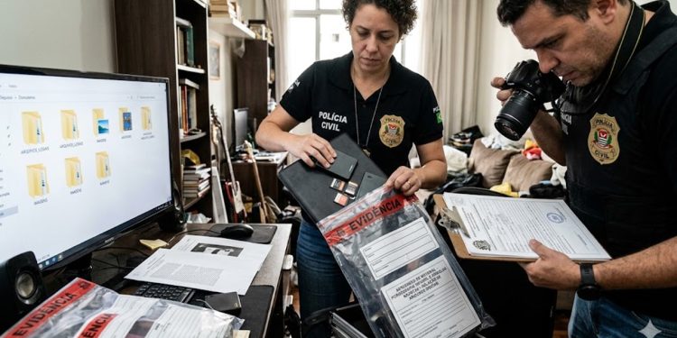 POLÍCIA PRENDE HOMEM COM PORNOGRAFIA E CONTEÚDO NAZISTA EM SANTOS.