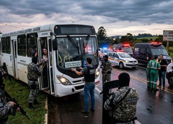 TERROR NA RODOVIA: SEQUESTRADOR MIRA ÔNIBUS DE PACIENTES EM SP.
