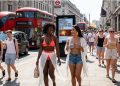 MUNDO ESCALDANTE: Calor extremo leva biquíni às ruas de Londres.