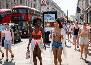 MUNDO ESCALDANTE: Calor extremo leva biquíni às ruas de Londres.