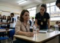 ALUNO COLOCA VIDRO EM COPO DE PROFESSORA EM SP