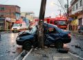 BRINCADEIRA MORTAL: RACHA DOBRA CARRO EM POSTE NA SAPOPEMBA