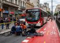 CAOS NO CENTRO: ÔNIBUS ATROPELA CICLISTA AO LADO DE CICLOVIA