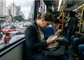 EPIDEMIA SILENCIOSA: CELULAR DEFORMA A COLUNA DO PAULISTANO