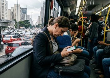 EPIDEMIA SILENCIOSA: CELULAR DEFORMA A COLUNA DO PAULISTANO