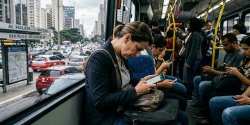 EPIDEMIA SILENCIOSA: CELULAR DEFORMA A COLUNA DO PAULISTANO
