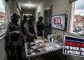 FÁBRICA DO CRIME: PM invade prédio e apreende fuzil