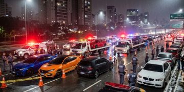 FARRA DAS ACELERADAS: PM APREENDE MAIS DE 30 CARROS EM RACHA CLANDESTINO NA ZONA OESTE