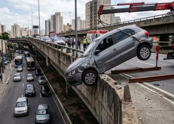 PERIGO NO ALTO: CARRO FICA PENDURADO EM MURETA DE VIADUTO NA ZONA OESTE
