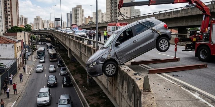 PERIGO NO ALTO: CARRO FICA PENDURADO EM MURETA DE VIADUTO NA ZONA OESTE