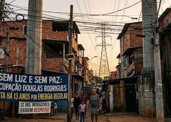 SEM LUZ E SEM PAZ: OCUPAÇÃO DOUGLAS RODRIGUES LUTA HÁ 13 ANOS POR ENERGIA REGULAR