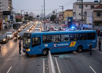 VANDALISMO NAS RUAS: ÔNIBUS DA TRANSUNIÃO É DEPREDADO EM SP
