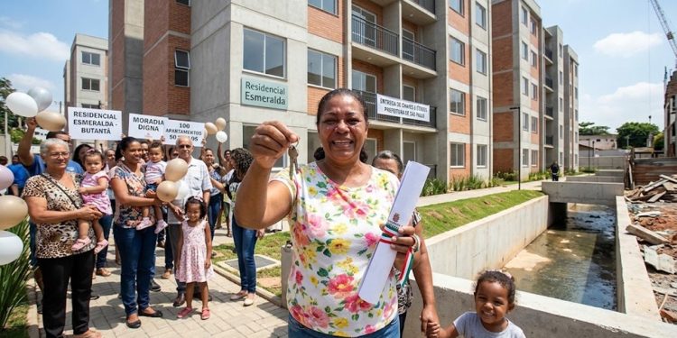CHAVE NA MÃO: BUTANTÃ RECEBE 100 APARTAMENTOS E 50 TÍTULOS DE PROPRIEDADE