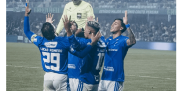 Cruzeiro vence Coritiba e pula de 11º para sétimo no Brasileirão