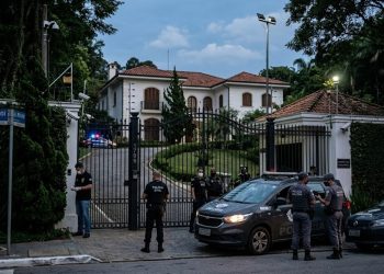 MISTÉRIO NO MORUMBI: HOMENS DE TOUCA INVADEM MANSÃO DE SILVIO SANTOS