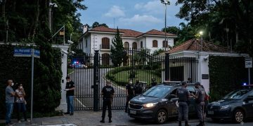 MISTÉRIO NO MORUMBI: HOMENS DE TOUCA INVADEM MANSÃO DE SILVIO SANTOS