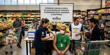 OFENSIVA CONTRA O VIRUS: SP LEVA VACINA DO SARAMPO A SUPERMERCADOS, PADARIAS E SHOPPINGS