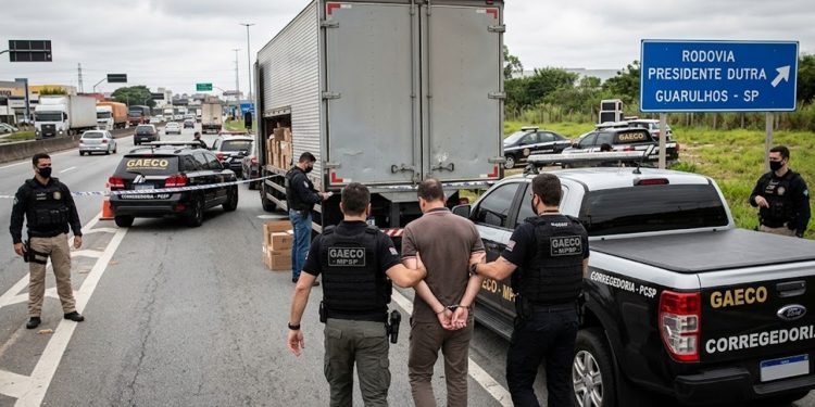 PROPINA NA POLÍCIA: OPERAÇÃO PRENDE AGENTES POR DESVIO DE CARGAS